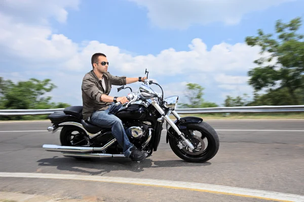 Man Riding Motorcykel på väg — Stockfoto