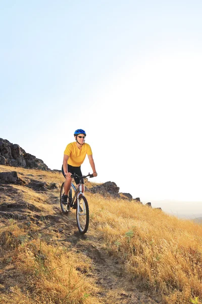 Motosiklet binme dağ bisikleti — Stok fotoğraf