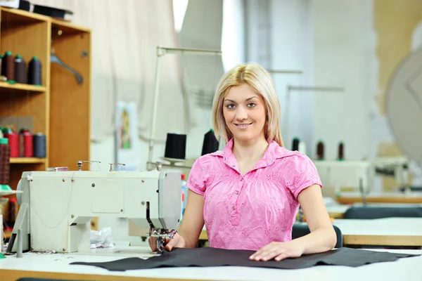 Werkneemster in textielfabriek — Stockfoto