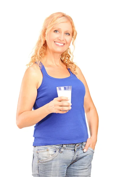 Vrouw met een glas melk — Stockfoto