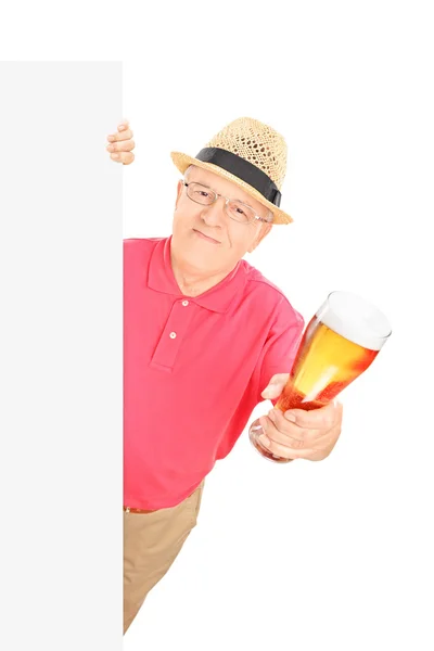 Homem segurando caneca de cerveja — Fotografia de Stock