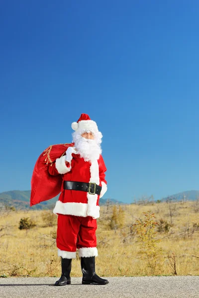 Santa claus na otwartej drodze — Zdjęcie stockowe