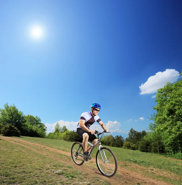 Bicyclist riding mountain bike — Stock Photo, Image