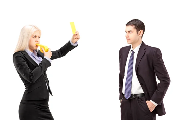 Mujer mostrando tarjeta amarilla a businessm — Foto de Stock