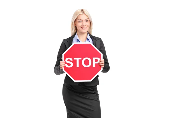 Podnikatelka drží dopravní značkou stop — Stock fotografie