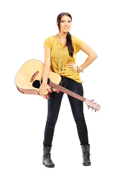 Músico femenino sosteniendo guitarra — Foto de Stock