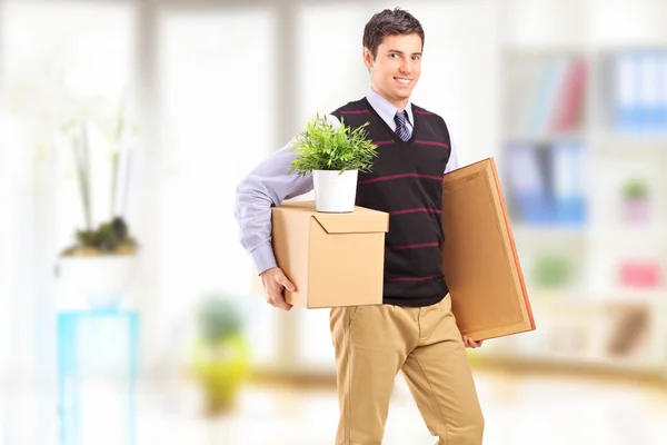 Man met vakken verplaatsen in een appartement — Stockfoto