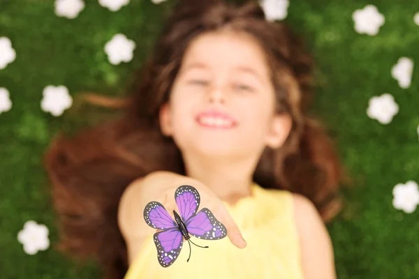Kelebek dokunmak ulaşan kız — Stok fotoğraf