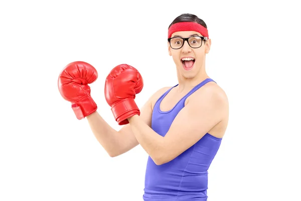 Jovem com luvas de boxe posando na câmera — Fotografia de Stock