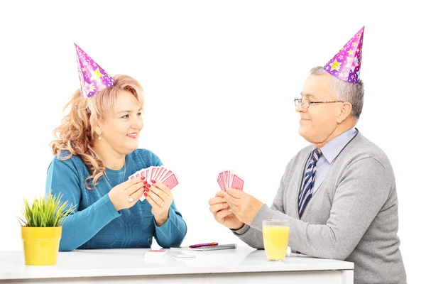 Pareja madura jugando a las cartas —  Fotos de Stock