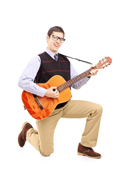 Mężczyzna gra na gitarze akustycznej i kolanach — Zdjęcie stockowe