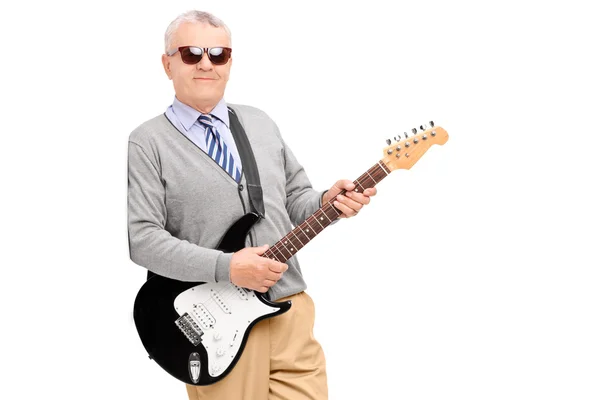 Зрелый человек играет на гитаре — стоковое фото