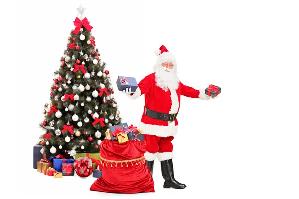 Weihnachtsmann schenkt Geschenke — Stockfoto