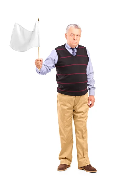 Triste homem sênior acenando uma bandeira branca — Fotografia de Stock