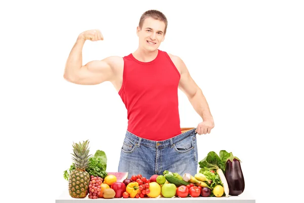 Perda de peso homem mostrando músculos — Fotografia de Stock