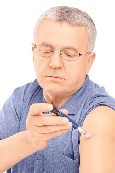 Mann spritzt Insulin in Arm — Stockfoto