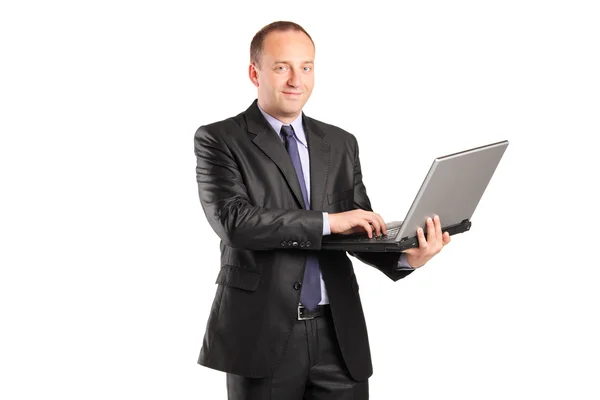 Homem de negócios trabalhando no laptop — Fotografia de Stock