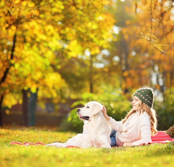 Kadın ile köpek çim üzerinde yalan — Stok fotoğraf