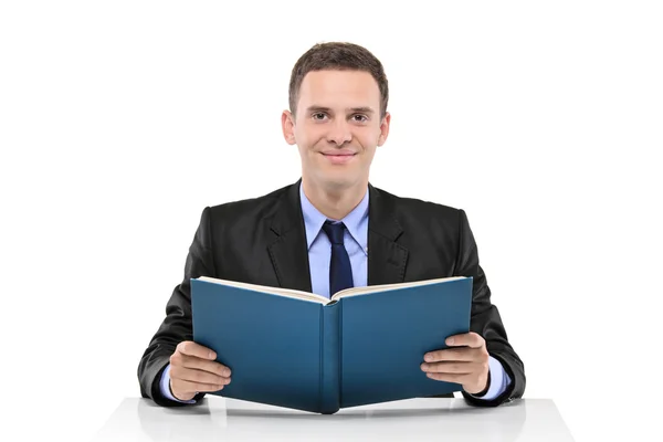 Jonge zakenman leesboek — Stockfoto
