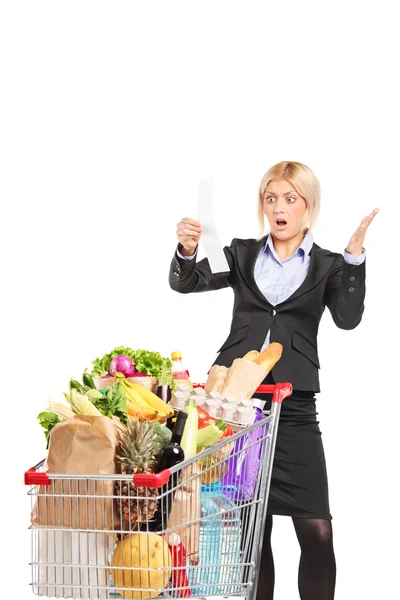 Frau schaut auf Einkaufszettel — Stockfoto