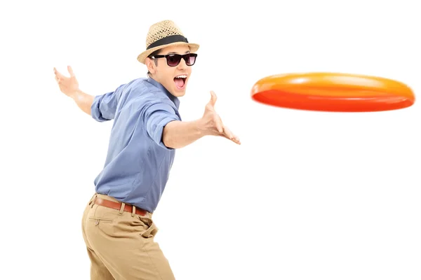 Człowiek rzucanie frisbee dysk — Zdjęcie stockowe