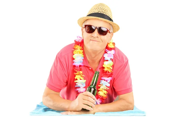 Man on towel and holding beer — Stock Photo, Image
