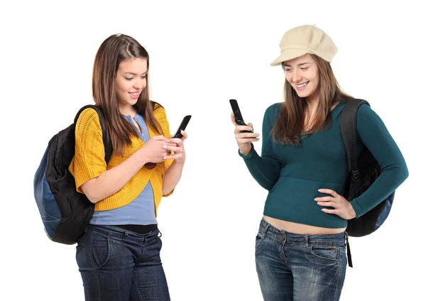 Duas meninas enviando mensagem — Fotografia de Stock