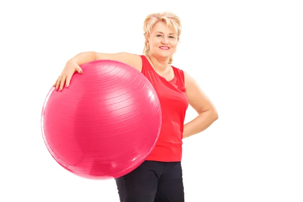 Frau hält Pilates-Ball — Stockfoto