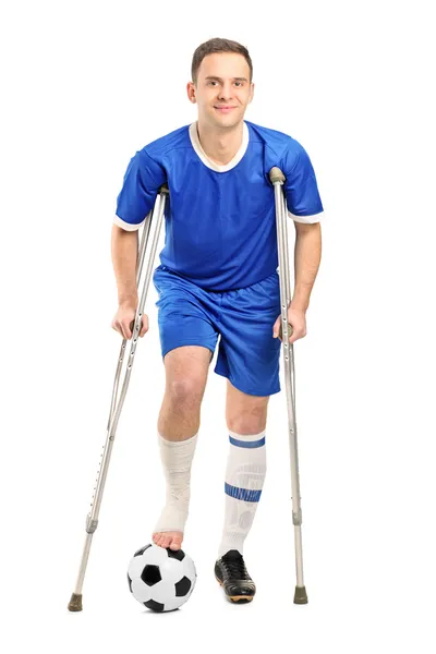 松葉杖で負傷者のフットボール選手 — ストック写真