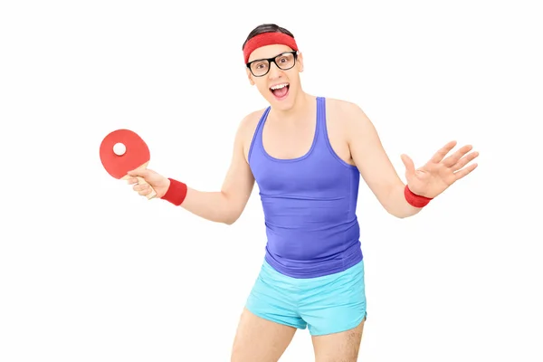 Uomo in abbigliamento sportivo giocare a ping-pong — Foto Stock