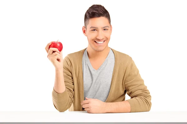 Sonriente chico sosteniendo manzana —  Fotos de Stock