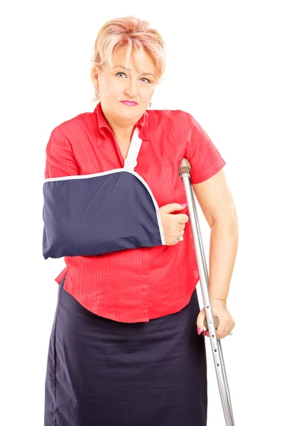 Mujer madura con el brazo roto — Foto de Stock