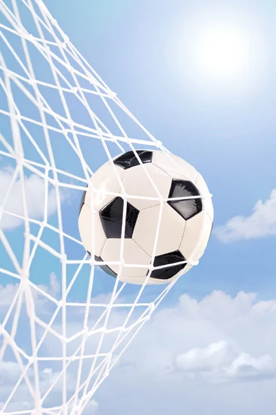 Pelota de fútbol en una red — Foto de Stock