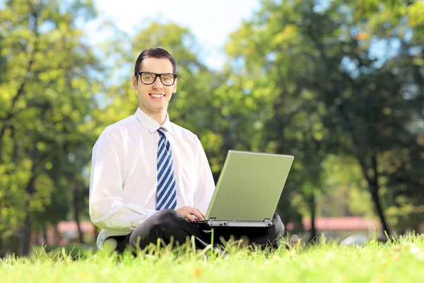 Homme travaillant sur un ordinateur portable — Photo