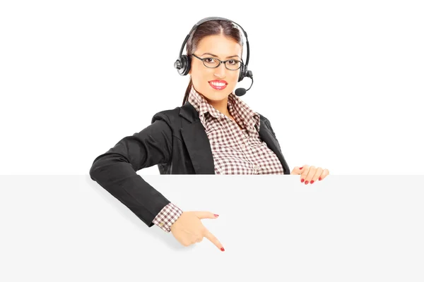 Atención al cliente femenina con auriculares — Foto de Stock