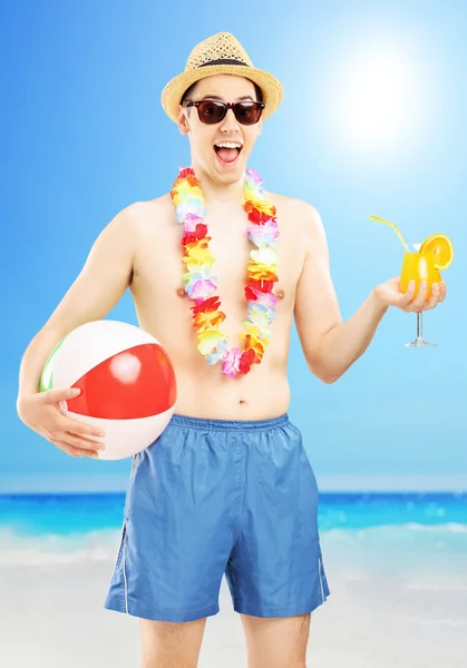 Muž drží beach ball a koktejl — Stock fotografie