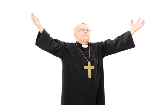 Priester im Mantel gestikuliert mit den Händen — Stockfoto