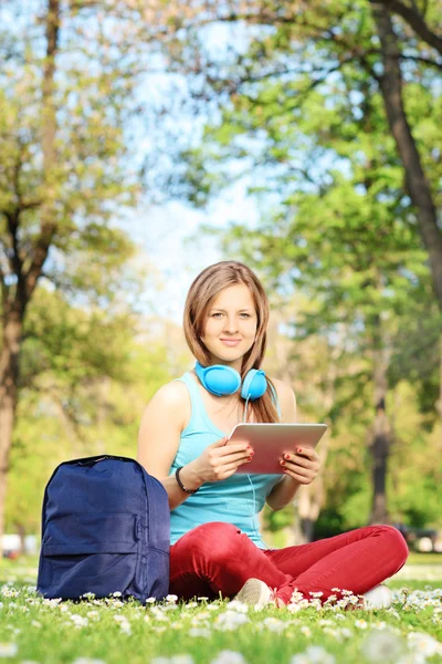 Student z słuchawki i tabletki — Zdjęcie stockowe