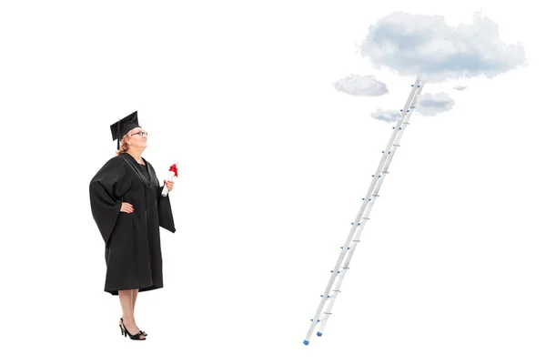 Mulher segurando diploma na frente de uma escada — Fotografia de Stock