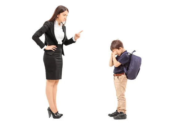 Wütende Mutter diszipliniert ihren Sohn — Stockfoto