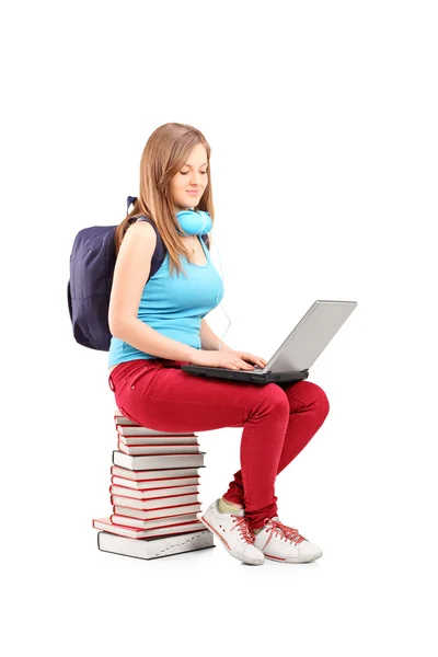Student tippt auf Laptop — Stockfoto