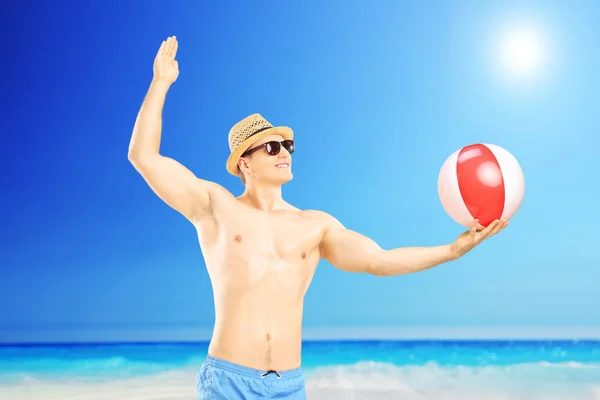 Hombre jugando con pelota — Foto de Stock