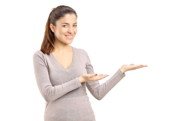 Mujer joven haciendo gestos — Foto de Stock