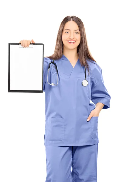Vrouwelijke arts bedrijf Klembord — Stockfoto