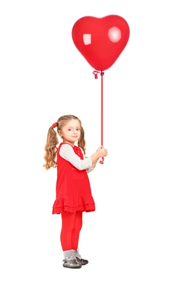 Flicka håller röda hjärtformade — Stockfoto