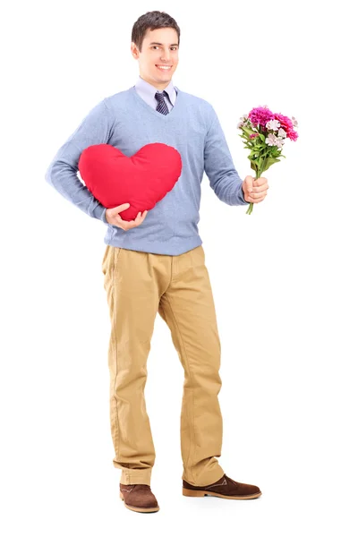 Homem segurando flores e coração — Fotografia de Stock