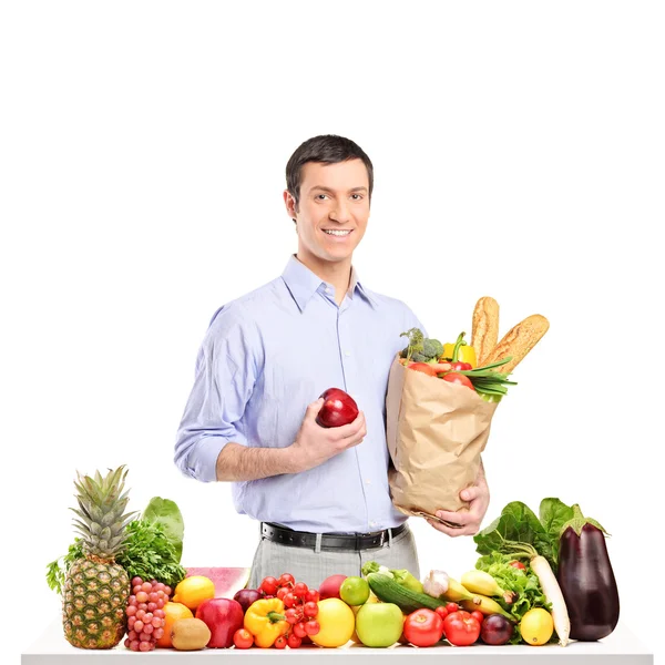 Adam tutarak çanta ile gıda ürünleri — Stok fotoğraf