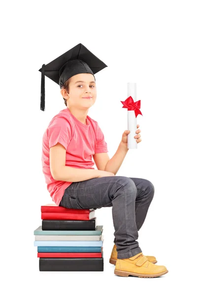 Niño sosteniendo diploma —  Fotos de Stock