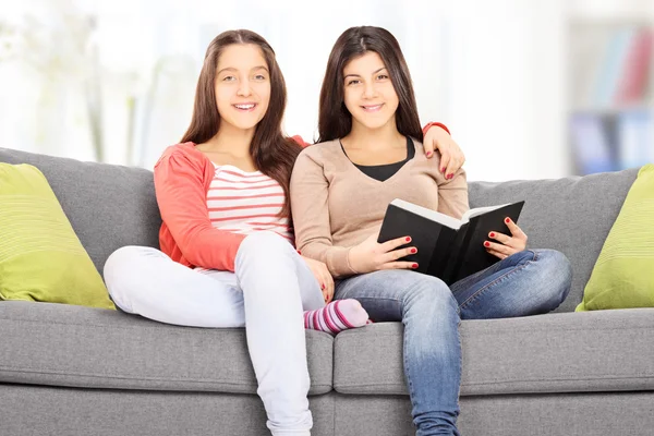 Teenage girls posing — Stock Photo, Image