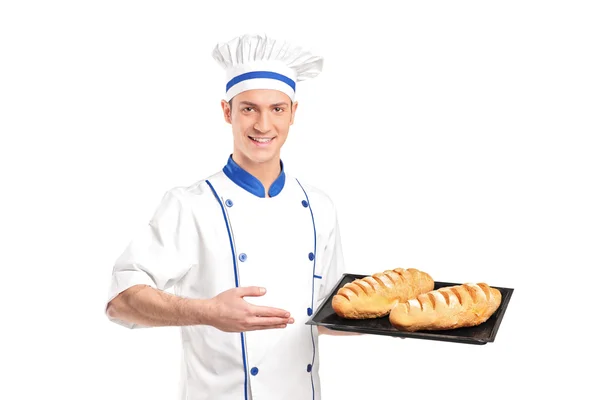 Bäcker zeigt gebackene Brote — Stockfoto